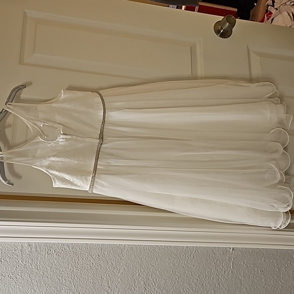 I'm selling a very beautiful flower dress - Picture 2 of 2